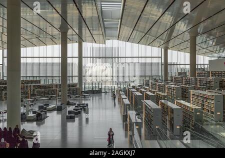 Eine der ersten öffentlichen Bibliotheken in der Golfregion, der Qatar National Library ist eine der wichtigsten Sehenswürdigkeiten in Doha. Hier die Innenräume Stockfoto