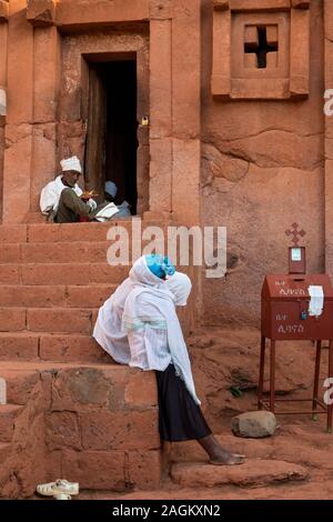 Äthiopien, Amhara-region, Lalibela, Wette Abba Libanos Kirche, Anbeter an Tür Stockfoto