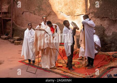 Äthiopien, Amhara-region, Lalibela, Wette Abba Libanos Kirche, Gruppe von Priestern, die open air Gottesdienst im Innenhof Stockfoto