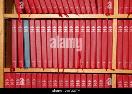 Verschiedenen jüdischen Gebet Bücher aufgereiht auf Bücherregal bereit für Service Stockfoto