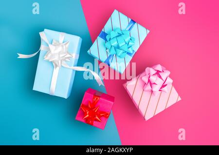 Eingepackte Geschenke mit blau und rosa Hintergrund - Urlaub feiern und leben Veranstaltungen Konzept Foto mit Platz für Text kopieren Stockfoto