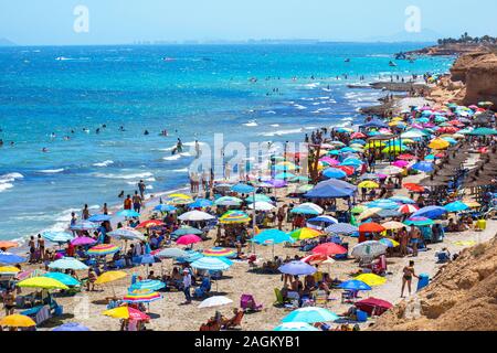 Alicante, Spanien, 23. Juli 2019: Luftaufnahme von Mil Palmeras entfernt. Überfüllten Strand in Alicante im Sommer 2019 Stockfoto
