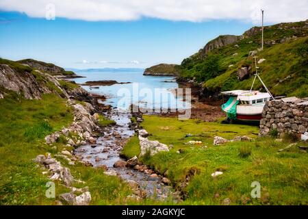 Inlet bei Grosebay (Greosbhagh) an der Ostküste der Insel Harris mit Blick auf die Minch Strait, Insel Harris, Outer Hebrides, Schottland Stockfoto