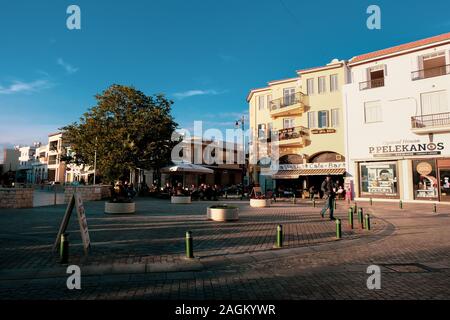 Larnaca, Zypern - 2. Januar 2018: die Geschäfte und Restaurants im Zentrum von Larnaca, in der Nähe des St. Lazarus Kirche, im Abendlicht. Stockfoto