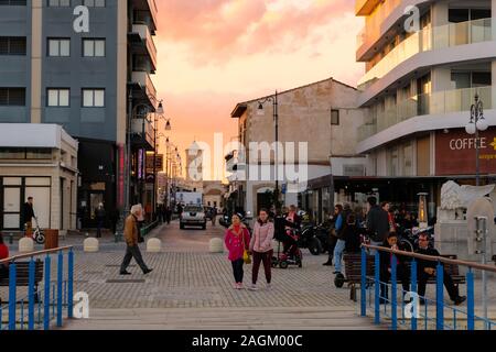 Larnaca, Zypern - 2. Januar 2018: Larnaca Stadtzentrum im Abendlicht. Blick Richtung St. Lazarus Kirche. LARNACA, 2. Januar 2018 Stockfoto