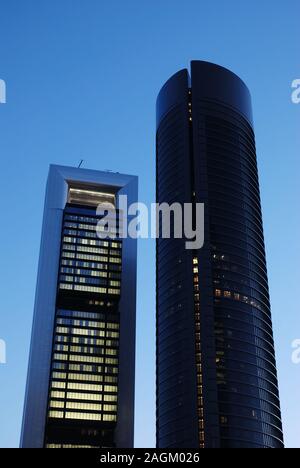 Sacyr Tower und Repsol Tower, Nachtansicht. Madrid, Spanien. Stockfoto