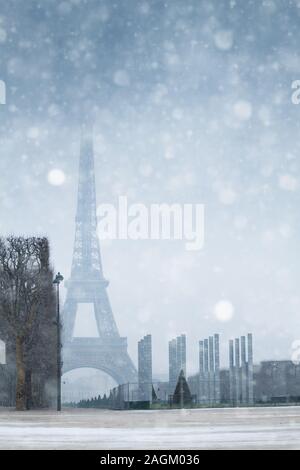 Eifel Turm Blick von Champ de Mars unter Schneefall Stockfoto