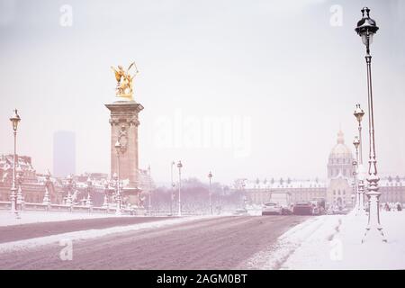 Brücke Pont Alexandre III im Winter, Paris, Frankreich Stockfoto