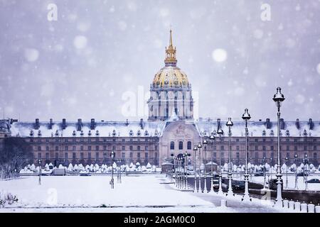 Invalides Gebäude auf Schnee im Winter Tag in Paris. Stockfoto