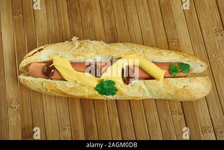 Jumbo Frankfurter, große Weinprobe Frankfurter Hot Dogs. Stockfoto