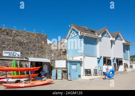 Surfen und Snack Shops an der Promenade, Woolacombe Sands Beach, Woolacombe, Devon, England, Vereinigtes Königreich Stockfoto