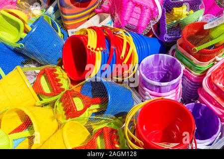 Kinder- Eimer und Spaten außerhalb Beach Surf Shop, das Quadrat, Braunton, Devon, England, Vereinigtes Königreich Stockfoto