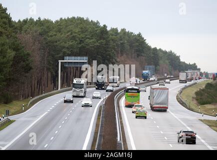 Baumgarten, Deutschland. 16 Dez, 2019. Autos und Lkws fahren Sie auf der Autobahn A13. Ein Tempolimit von 130 Kilometer pro Stunde gilt nun auf einem Abschnitt der Autobahn A13. Zwischen dem Autobahnkreuz Schönefeld und den Spreewald Dreieck, wurden insgesamt 178 Verkehrszeichen mit der Geschwindigkeitsbeschränkung errichtet in beide Fahrtrichtungen. Nach der State Road Agentur, der Abschnitt der Straße hat eine Länge von ca. 60 Kilometern. Credit: Soeren Stache/dpa-Zentralbild/dpa/Alamy leben Nachrichten Stockfoto