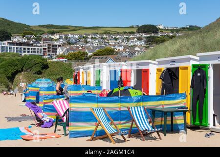Strandhütten mit Windschutz, Woolacombe Sands Woolacombe, Devon, England, Vereinigtes Königreich Stockfoto