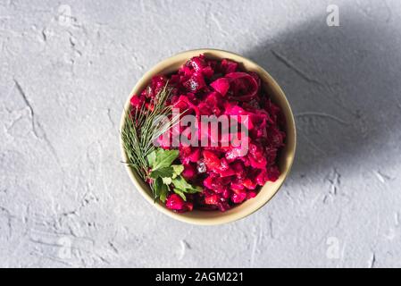 Essen Hintergrund. Weihnachtsmenü Rote-Bete-Salat - Vinaigrette in einer Schüssel, Ansicht von oben. Vegane Küche. Diätmenü Stockfoto