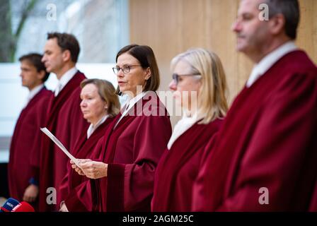 20 Dezember 2019, Nordrhein-Westfalen, Münster: Wenn die NRW-Verfassungsgericht verkündet sein Urteil im Streit um die lokalen Stichwahl, Richter Ricarda Brandts (3. von rechts), Präsident des NRW-Verfassungsgerichts, steht neben ihren Kolleginnen im Gerichtssaal in Münster. Sollte Bürgermeister und Ratsmitglieder in NRW in der Regel in nur einem Wahlgang gewählt werden - oder würde eine Stichwahl im Zweifelsfall besser sein? Schwarz und Gelb abgeschafft die Krawatte - Brechen Entscheidung im April. SPD und Gruene wollen es wieder einzuführen und haben vor dem Bundesverfassungsgericht zur Prüfung aufgerufen. Stockfoto