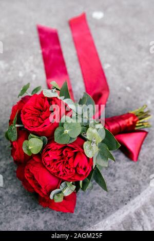 Wedding Bouquet von Burgund Rosen mit Bändern Stockfoto