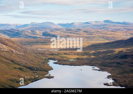 Berge von Sutherland und Wester Ross steigen aus dem Moor von Coigach und Loch Lurgainn ab Stac Pollaidh Berg im Hochland von angesehen Stockfoto