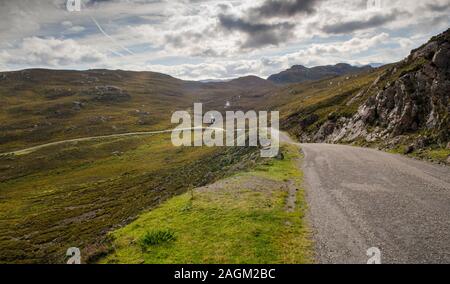 Eine einspurige Landstraße Winde über moorlandschaften über den Applecross Halbinsel in den westlichen Highlands von Schottland. Stockfoto