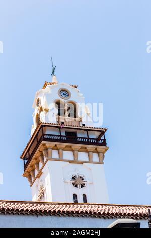 Nahaufnahme des Glockenturms der Basilika von Candelaria Stockfoto