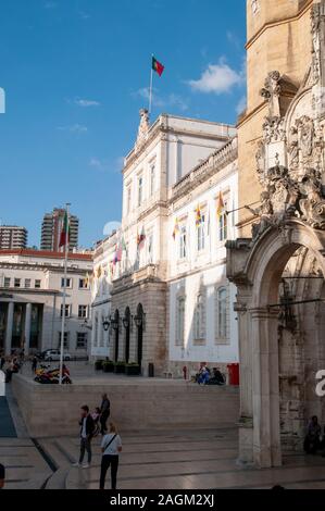 Coimbra Gemeinde (links) und die Kirche von Santa Cruz. in der 8 de Maio square Coimbra, Portugal Stockfoto