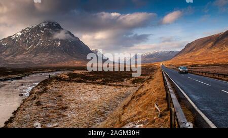 Glencoe, Schottland, UK - Januar 16, 2012: Ein SUV Auto entlang der A82 Straße über die grosse Landschaft von Rannoch Moor unter den Bergen des Wir Stockfoto