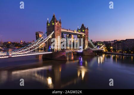 England, London, Tower Bridge in der Dämmerung mit der Londoner City Skyline im Hintergrund Stockfoto