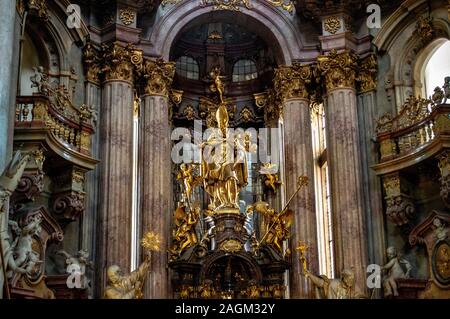 St. Nikolaus Kirche, Prag: Statue des Heiligen Nikolaus über dem Altar Stockfoto