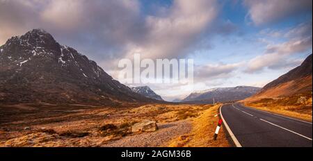 Der A82 Straße Winde über Rannoch Moor und unter den Bergen von Glen Coe in den Highlands von Schottland. Stockfoto