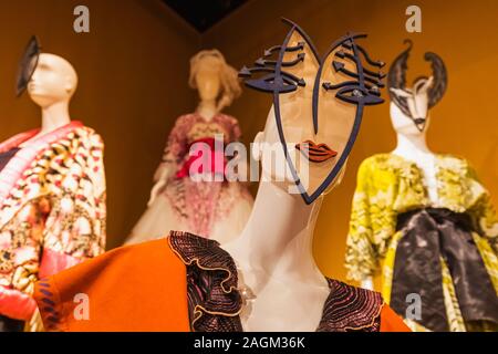 England, London, Southwark, die Mode und Textil Museum vom britischen Designer Zandra Rhodes, Ausstellung von Zandra Rhodes Kleidung Designs gegründet Stockfoto