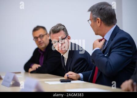 20 Dezember 2019, Nordrhein-Westfalen, Münster: Vor dem NRW-Verfassungsgericht verkündet sein Urteil im Streit um die lokalen Stichwahl, Mehrdad Mostofizadeh (l-r, Bündnis 90/Die Grünen), Sven Wolf (SPD) und Christian Dahm (SPD), alle Mitglieder des NRW-Landtags, Sitzen in den Gerichtssaal. Sollte Bürgermeister und Ratsmitglieder in NRW in der Regel in nur einem Wahlgang gewählt werden - oder würde eine Stichwahl im Zweifelsfall besser sein? Schwarz und Gelb abgeschafft die Krawatte - Brechen Entscheidung im April. SPD und Gruene wollen es wieder einzuführen und haben den Verfassungsvertrag appellierte Stockfoto