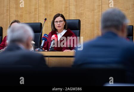 20 Dezember 2019, Nordrhein-Westfalen, Münster: Wenn die NRW-Verfassungsgericht verkündet sein Urteil im Streit um die lokalen Stichwahl, Richter Ricarda Brandts, Präsident des NRW-Verfassungsgerichts, sitzt in den Gerichtssaal. Sollte Bürgermeister und Ratsmitglieder in NRW in der Regel in nur einem Wahlgang gewählt werden - oder würde eine Stichwahl im Zweifelsfall besser sein? Schwarz und Gelb abgeschafft die Krawatte - Brechen Entscheidung im April. SPD und Gruene wollen es wieder einzuführen und haben vor dem Bundesverfassungsgericht zur Prüfung aufgerufen. Dies kündigt nun seine Entscheidung. Foto: Guido Kirchne Stockfoto