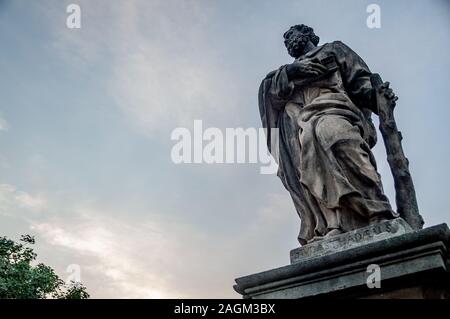 Statuen auf der Karlsbrücke Stockfoto