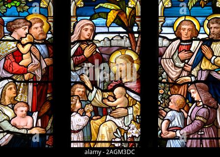 London, England, UK. Kirche St. Dunstan im Westen, Fleet Street. Glasfenster: Lasset die Kindlein zu mir kommen" (Matthäus 19:14) Stockfoto