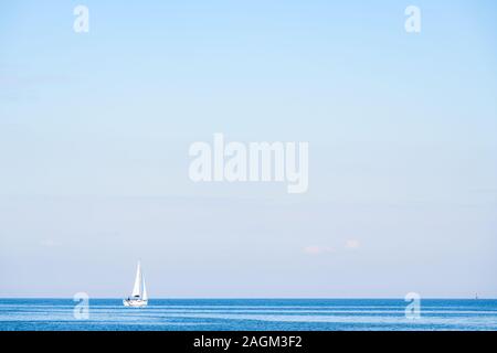 Segelboot am See Vänern an einem sonnigen Sommertag Stockfoto