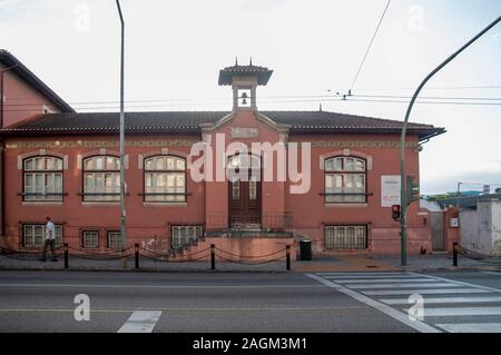 Von außen eine christliche Grundschule für Jungen, Altstadt, Coimbra, Portugal Stockfoto