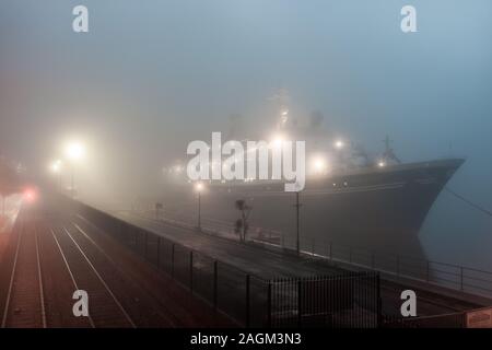 Cobh, Cork, Irland. Dezember, 2019 20. Das letzte Kreuzfahrtschiff der Saison, Marco Polo Übernachtungen im dichten Nebel ar im tiefen Wasser Liegeplatz in Cobh, Co Cork, Irland. - Gutschrift; David Creedon/Alamy leben Nachrichten Stockfoto