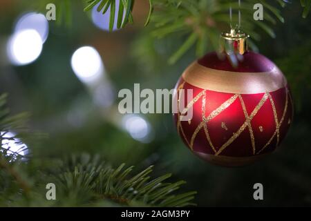 Rot und goldenen Christbaumschmuck Kugel mit wunderschönen verschwommenen Hintergrund Stockfoto