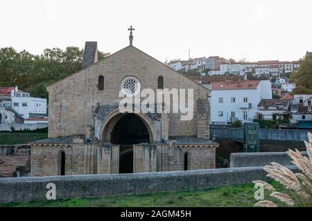 Ruinen aus dem 14. Jahrhundert Kloster Santa Clara a Velha (Alte St. Clara Kloster) in Coimbra, Portugal Stockfoto