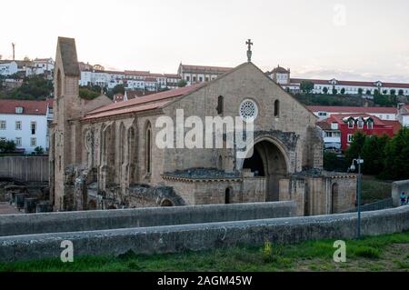 Ruinen aus dem 14. Jahrhundert Kloster Santa Clara a Velha (Alte St. Clara Kloster) in Coimbra, Portugal Stockfoto