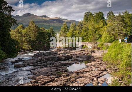 Der Fluss Dochart stolpert über die Fälle von Dochart oberhalb des Dorfes Killin im Perthshire Highlands von Schottland. Stockfoto