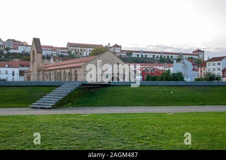 Ruinen aus dem 14. Jahrhundert Kloster Santa Clara a Velha (Alte St. Clara Kloster) in Coimbra, Portugal Stockfoto