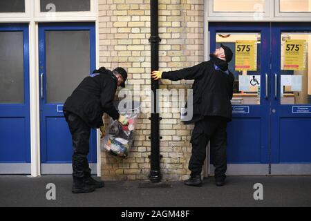 Die Polizei suche Team von King's Lynn Bahnhof in Norfolk, vor Königin Elizabeth II Anreise nach Reisen von London zu Beginn ihrer traditionellen Christmas Break, die auf das Royal Estate in Sandringham ausgegeben werden. Stockfoto