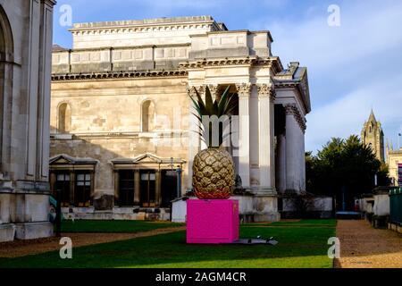 Ein 4-Meter (13 ft), die sich auf außerhalb von Cambridge Fitzwilliam Museum während einer Ausstellung feiert die Geschichte von Essen und Kennzeichnung 300 Ihr Stockfoto