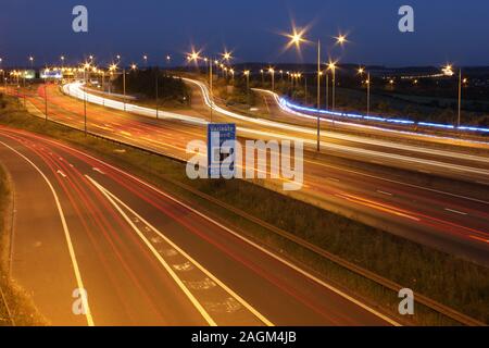 Leichte Wanderwege der Rush Hour auf super Landstraße und Autobahn England, Großbritannien, Vereinigtes Königreich Stockfoto