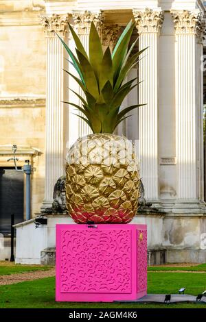 Ein 4-Meter (13 ft), die sich auf außerhalb von Cambridge Fitzwilliam Museum während einer Ausstellung feiert die Geschichte von Essen und Kennzeichnung 300 Ihr Stockfoto