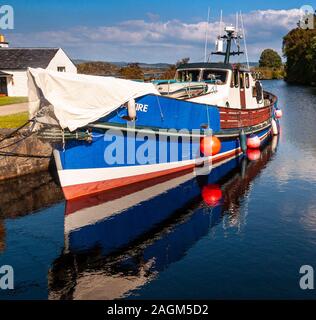 Crinan, Schottland, Großbritannien - 3. Juni 2011: Die Sonne scheint auf einem Boot im Crinan Canal an Crinan Becken in der West Highlands von Schottland. Stockfoto