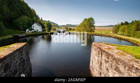 Crinan, Schottland, Großbritannien - 3. Juni 2011: Die crinan Canal steigt durch Schleusentore an Dunardry in Argyll in den westlichen Highlands von Schottland. Stockfoto