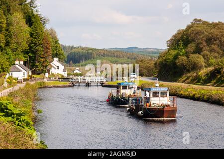 Lochgilphead, Schottland, Großbritannien - 3. Juni 2011: Ein paar kleine Boote durch die crinan Canal Pass bei Cairnbaan Schlösser in Argyll im westlichen Hochland von S Stockfoto