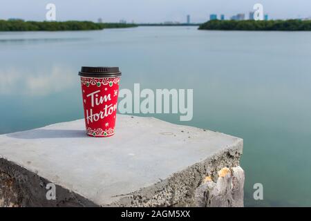 'Ras Al Khaimah, Ras Al Khaimah/Vereinigte Arabische Emirate - 12/16/2019: "Tim Horton's Kanadischen Einzelhandel Kaffee Kette Weihnachten Takeaway cup Dekorationen outsi Stockfoto